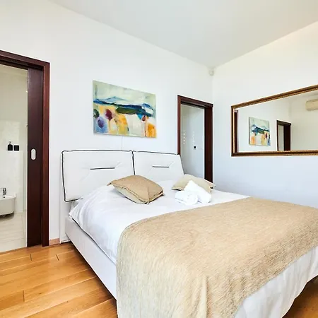 Sleeps 8 With Pool Air Con And Wifi Villa Momjan