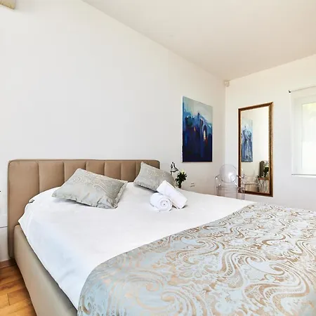 Villa Sleeps 8 With Pool Air Con And Wifi *