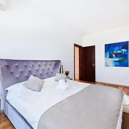 Sleeps 8 With Pool Air Con And Wifi Villa Momjan