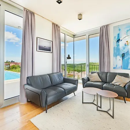 Sleeps 8 With Pool Air Con And Wifi