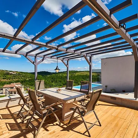 Sleeps 8 With Pool Air Con And Wifi Momjan