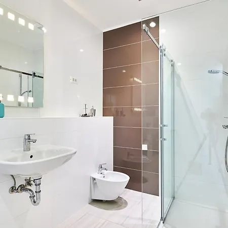 Sleeps 8 With Pool Air Con And Wifi *