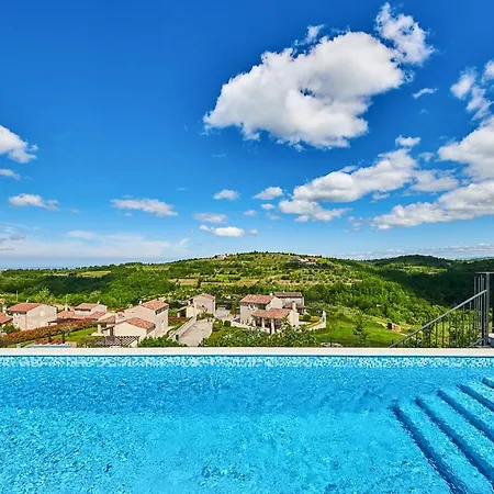 Sleeps 8 With Pool Air Con And Wifi Momjan