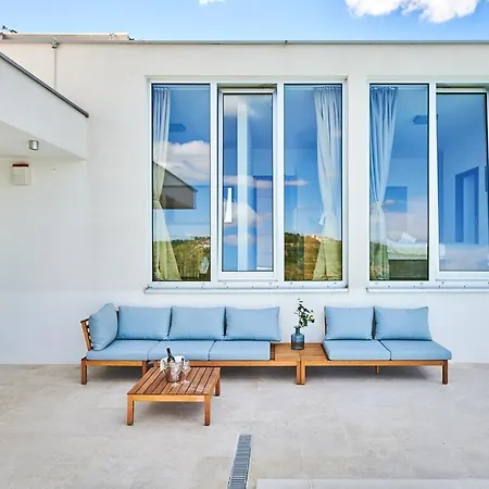 Sleeps 8 With Pool Air Con And Wifi *