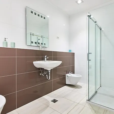 Sleeps 8 With Pool Air Con And Wifi Momjan