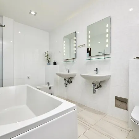 Villa Sleeps 8 With Pool Air Con And Wifi *