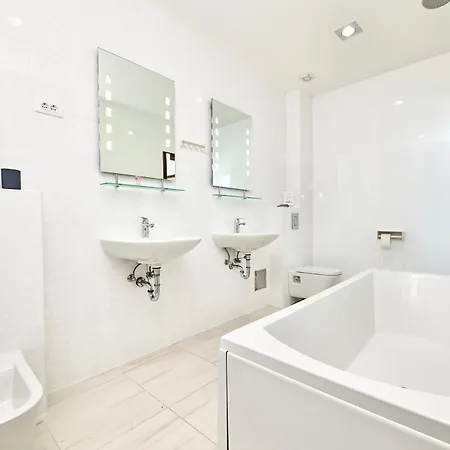 Villa Sleeps 8 With Pool Air Con And Wifi *