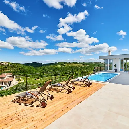 Villa Sleeps 8 With Pool Air Con And Wifi