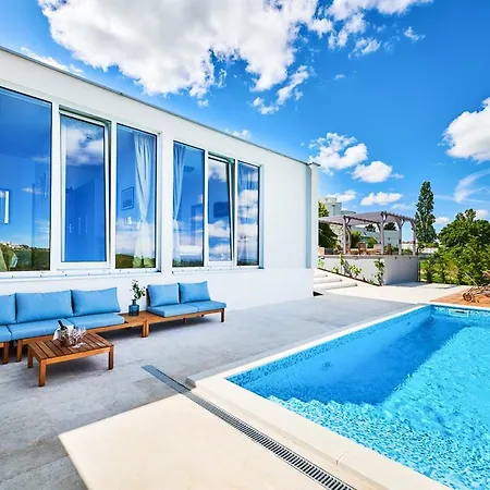 Sleeps 8 With Pool Air Con And Wifi