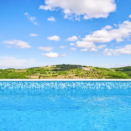 Villa Sleeps 8 With Pool Air Con And Wifi